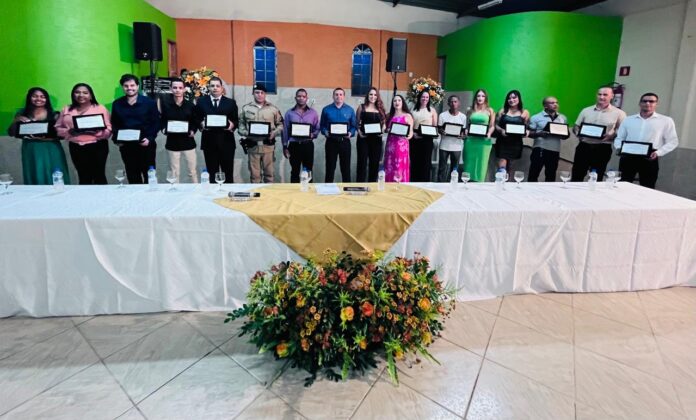 Dezessete trabalhadores recebem diplomas Operário Padrão em Rio Piracicaba Anágnia Flóis (ACOM - CMRP)