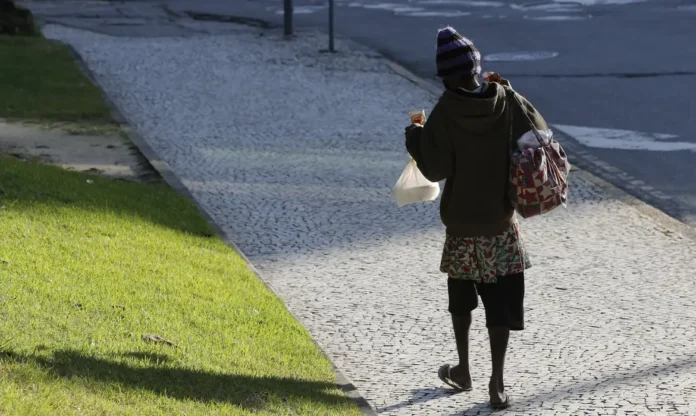 Defensores públicos saíram de seus escritórios nesta segunda-feira (19) para fazer o atendimento de pessoas em situação de rua