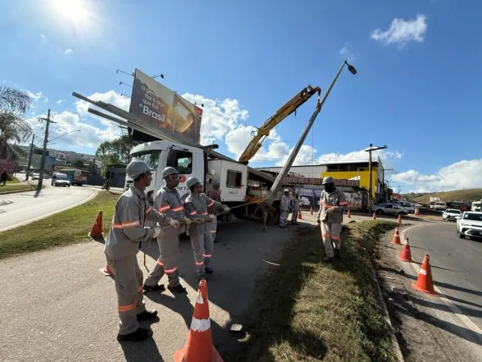 Obras da Nova 381 em João Monlevade: trevos têm postes retirados