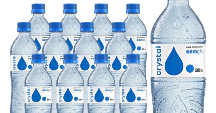 Água Crystal é recolhida após Anvisa identificar bactéria em lote. Veja quais unidades foram afetadas e orientações aos consumidores.
