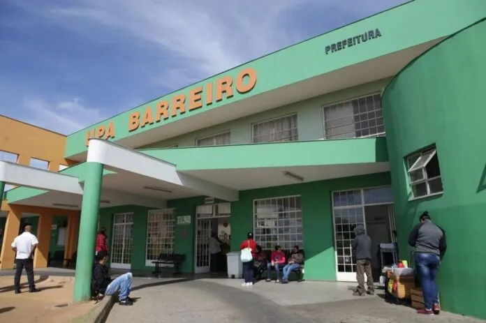 Greve de médicos em BH suspende atendimentos por 24 horas após rejeição de proposta salarial da prefeitura.