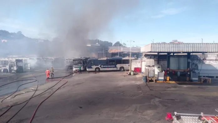Incêndio em garagem de ônibus em BH destrói 27 veículos e mobiliza bombeiros no bairro Dom Cabral.