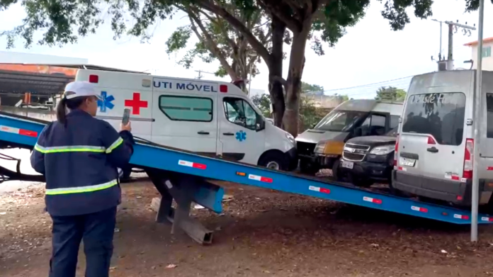 Veículos abandonados em João Monlevade são removidos
