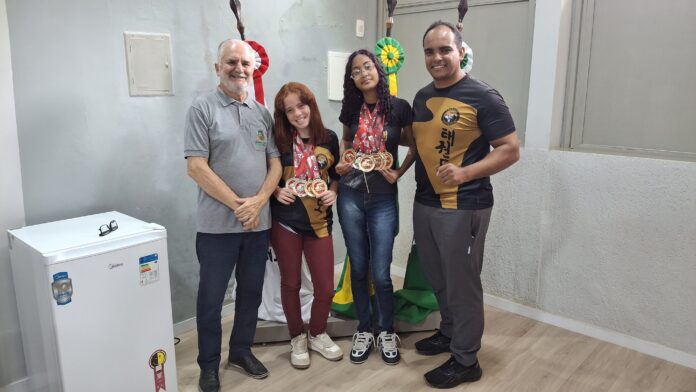 As atletas de João Monlevade no Brasileiro de Taekwondo estiveram acompanhadas de instrutores e autoridades municipais.