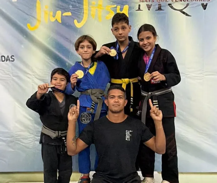 Campeonato de jiu-jítsu em Santa Bárbara reúne equipes da região; Clan BJJ conquista cinco medalhas de ouro