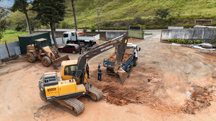 As obras da nova UBS do Loanda avançam com a demolição do antigo CSU.