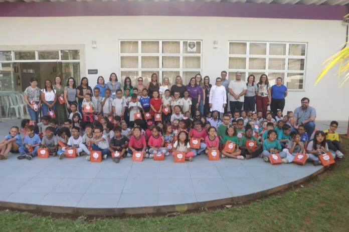 Entrega de óculos gratuitos pelo programa Ver e Viver da Fundação ArcelorMittal
