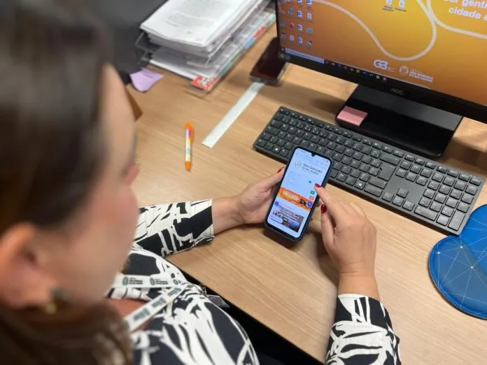 moradores buscando como acessar serviços municipais pelo WhatsApp