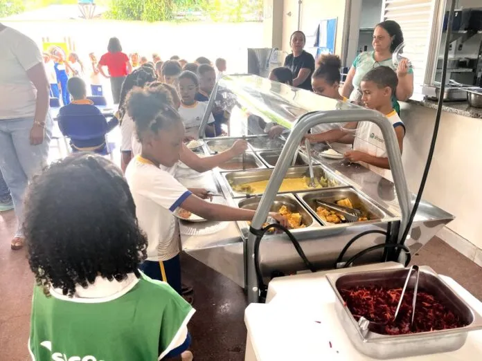 Escola de São Gonçalo do Rio Abaixo mantém campanha contra o desperdício de alimentos e água